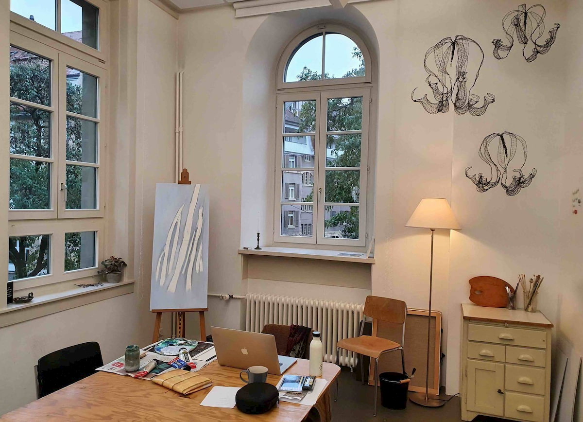 Atelier und inspirierendes Sitzungszimmer: der Raum Rosengarten im Effinger. Bild: Isabel Jakob