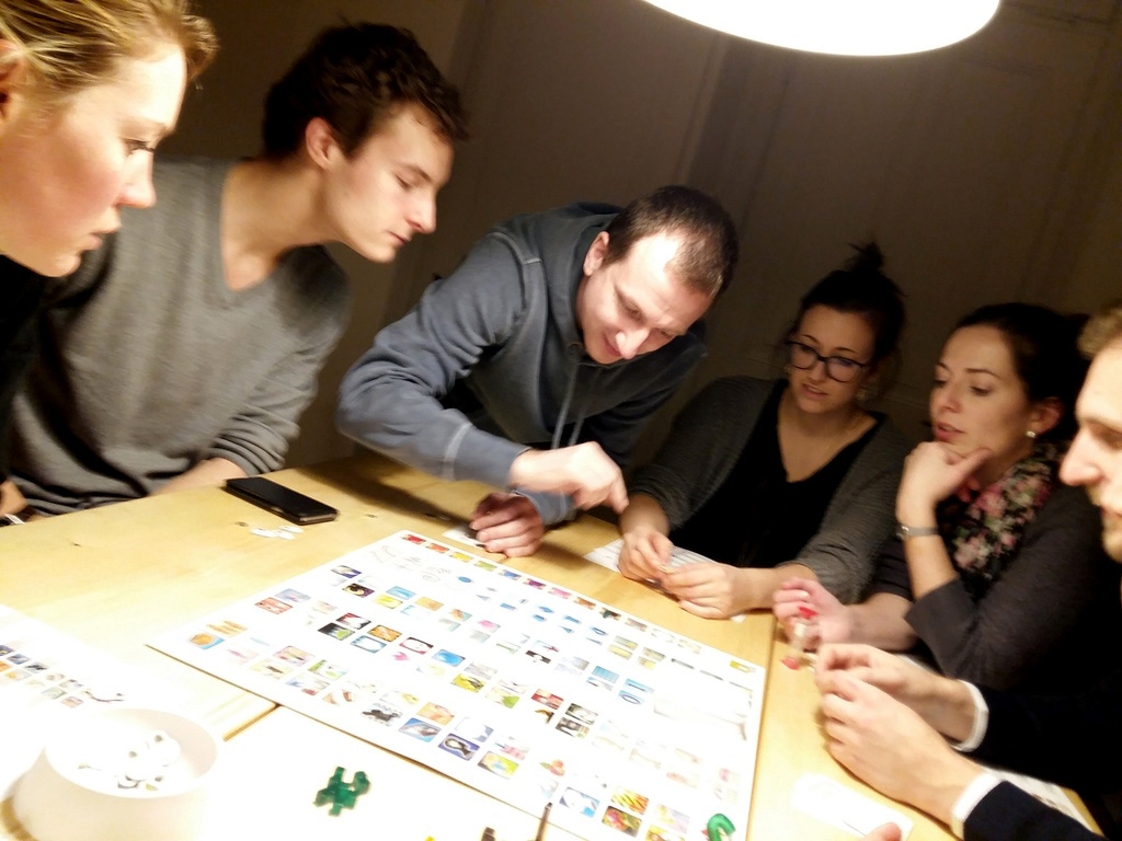 Spielrunde am Tisch